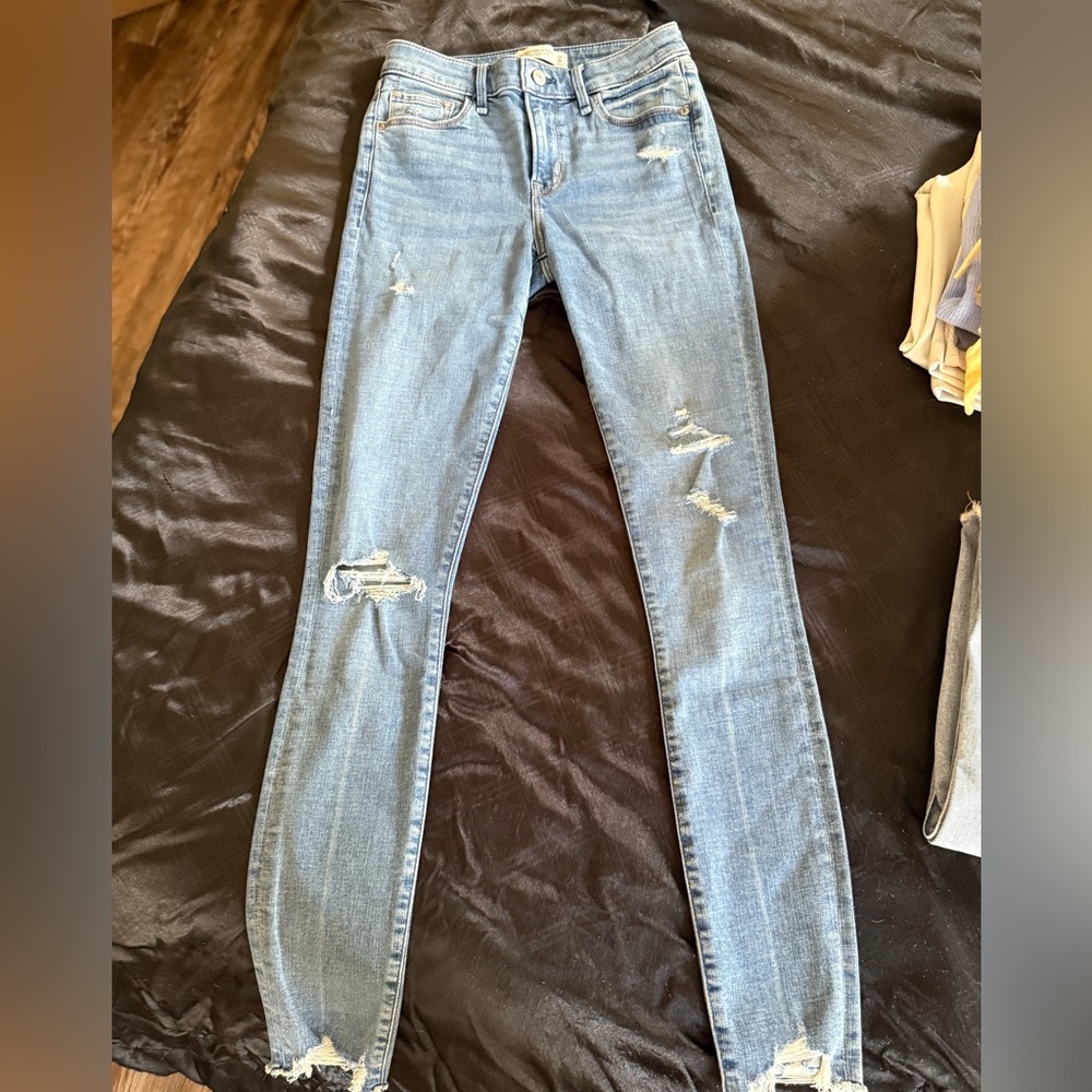 Abercrombie & Fitch Light Blue Distressed Skinny Jeans👖